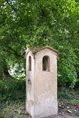 alter Grabstein mit Fensteröffnungen für Grablichter auf einem Friedhof in Ulm © Blende8