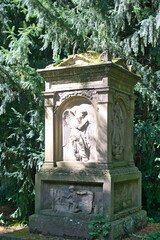 schöner dekorativer alter Grabstein auf einem Friedhof in Ulm © Blende8