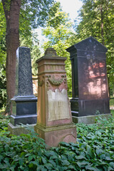 Drei sehr alte Grabsteine dicht bei einander auf einem Friedhof in Ulm © Blende8