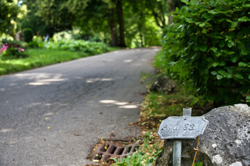 alte Feldnummer aus Metall neben einem großen Weg auf einem Friedhof in Ulm © Blende8