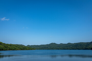 群馬県大沼と青空、夏の雄大な湖と山並みの風景