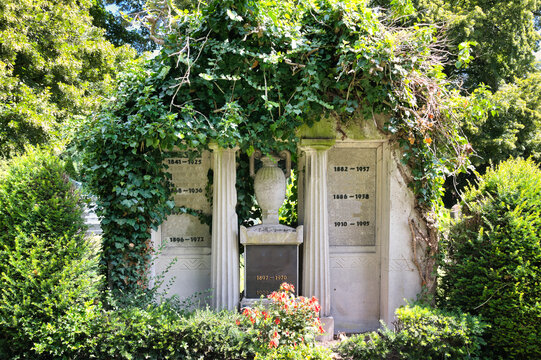 sch&ouml;ner gro&szlig;er Grabstein mit einer Urne auf einem Friedhof in Ulm