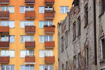 Stara opuszczona kamienica oraz blok mieszkalny z lat 70ych XX wieku. Polska. © Jan