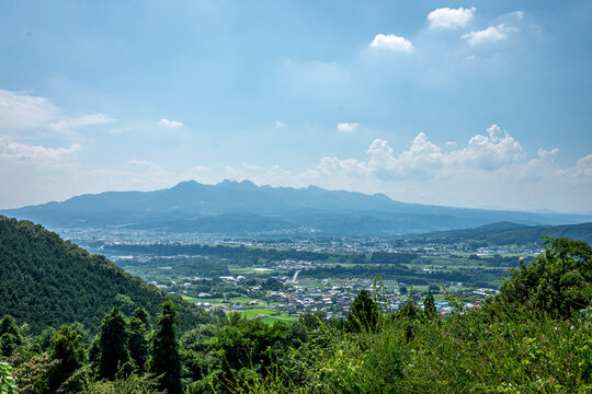 群馬県渋川市の街並みと夏の山並み、遠望する雄大な風景
