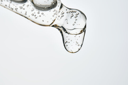 Cosmetic pipette dispensing serum creating bubbles