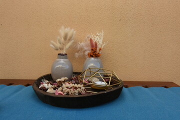 display objects that embellish the corners of the house	
