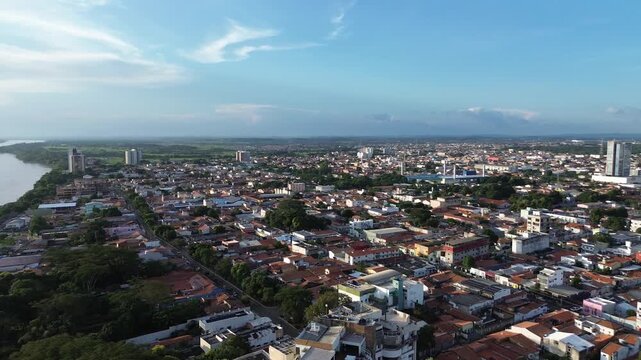 Paisagem urbana a&eacute;rea da cidade de Imperatriz e Rio Tocantins no Maranh&atilde;o Brasil durante o dia