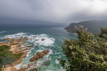 Blick auf die K&uuml;stenlinie mit Klippen und Felsen in Knysna in S&uuml;dafrika