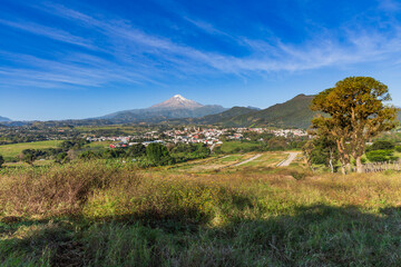 Fototapeta premium Volcán Pico de Orizaba visto desde el pueblo de Coscomatepec en el Estado de Veracruz, México.