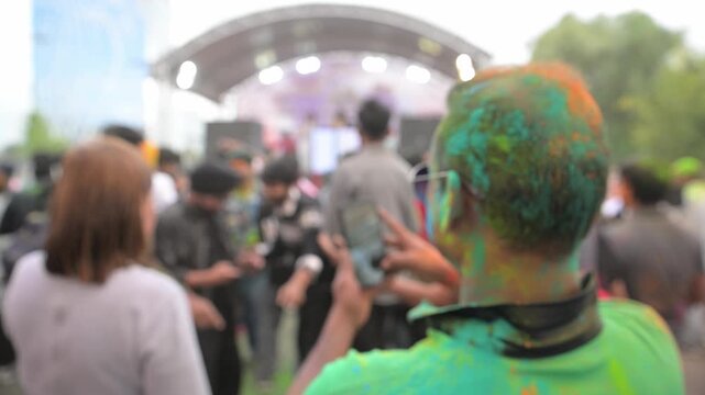 Daylight disco konsyerto uban sa pagsayaw ang mga tawo nga lainlain ang edad sa humok nga focus silhouettes