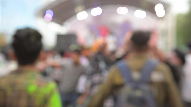 Daylight disco konsyerto uban sa pagsayaw ang mga tawo nga lainlain ang edad sa humok nga focus silhouettes