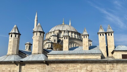 Obraz premium A majestic 18th-century Ottoman Baroque masterpiece located in Istanbul, Turkey, near the Grand Bazaar. Its distinctive architecture, featuring a large central dome and slender minarets, marks the tr