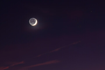 Nachtaufnahme von der Mondsichel mit durchscheinenden Vollmond. © Mike