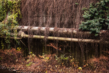 Fernw&auml;rmeleitung vor alten Industriegeb&auml;uden am Ufer der Wupper, Wuppertal, Deutschland