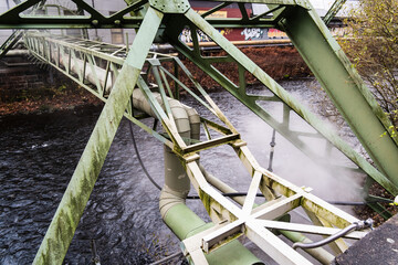 Fernw&auml;rmeleitung &uuml;ber der Wupper, Dampf tritt aus, Wuppertal, Deutschland