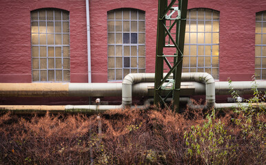 Fernw&auml;rmeleitung vor alten Industriegeb&auml;uden am Ufer der Wupper, Wuppertal, Deutschland