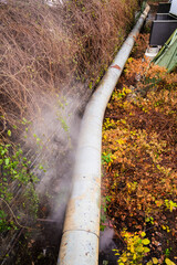 Fernw&auml;rmeleitung vor alten Industriegeb&auml;uden am Ufer der Wupper, Wuppertal, Deutschland