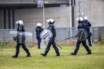 Policjant z tarczą na manifestacji na demonstrantów.  Protest © FotoDax