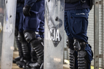 Policjant z tarczą na manifestacji na demonstrantów.  Protest © FotoDax