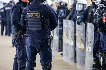 Policjant z tarczą na manifestacji na demonstrantów.  Protest © FotoDax
