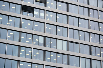 Obraz premium Shiny office building with vibrant windows in afternoon light