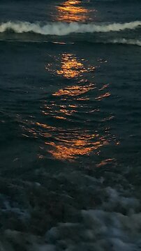 La nuit est d&eacute;j&agrave; tomb&eacute;e sur la mer qui respire sous la brise marine. Les vagues roulent langoureusement vers le rivage, &eacute;clair&eacute;es par la lune.