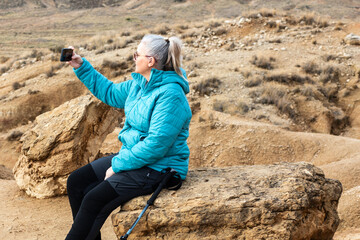 Naklejka premium Capturing moments of joy during a hiking adventure in a scenic rocky landscape