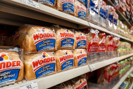 Wonder White Bread loaves on a supermarket shelf. Grupo Bimbo (Mexico) brand, originated in the United States (1921). Guadalajara, Jalisco, December 4, 2025.