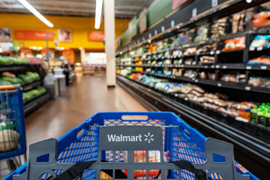 shopping cart in produce aisle.  Walmart, Carrefour, Tesco, soriana, aurrera, cosco, sams club. Jalisco, Mexico, December 4, 2025.