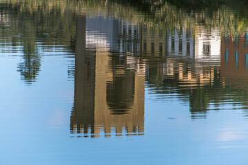 Alter Turm als Spiegelung im Wasser