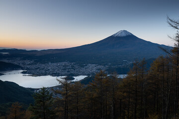 Fototapeta premium 紅葉する秋の新道峠から眺める美しい富士山 