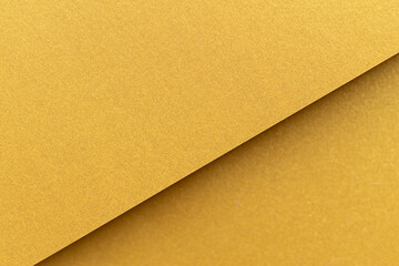 重なっている金色の画用紙	