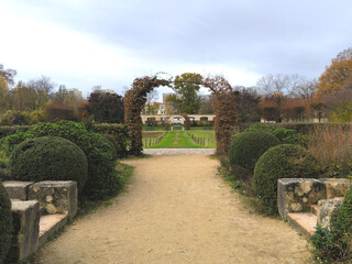 Fototapeta premium vine-covered metal portal