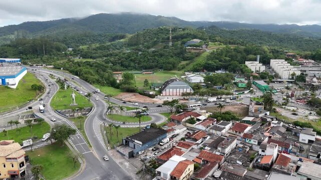 Imagem a&eacute;rea de Mogi das Cruzes retrata o cen&aacute;rio urbano do Alto Tiet&ecirc;, com pr&eacute;dios, bairros e vias que demonstram o crescimento cont&iacute;nuo da cidade paulista.