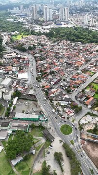 Vista a&eacute;rea urbana de Mogi das Cruzes apresenta a diversidade arquitet&ocirc;nica e o crescimento da cidade no Alto Tiet&ecirc;, com &aacute;reas residenciais bem definidas e infraestrutura consolidada.