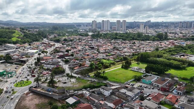 Vis&atilde;o a&eacute;rea de Mogi das Cruzes destaca a estrutura urbana do Alto Tiet&ecirc;, mostrando bairros, edif&iacute;cios e a expans&atilde;o ordenada da cidade no interior de S&atilde;o Paulo.