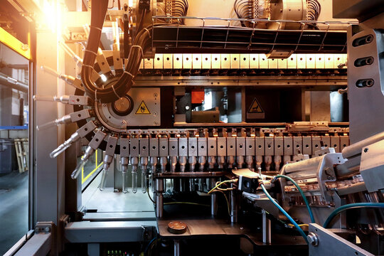 Automated PET plastic bottle blow molding machine