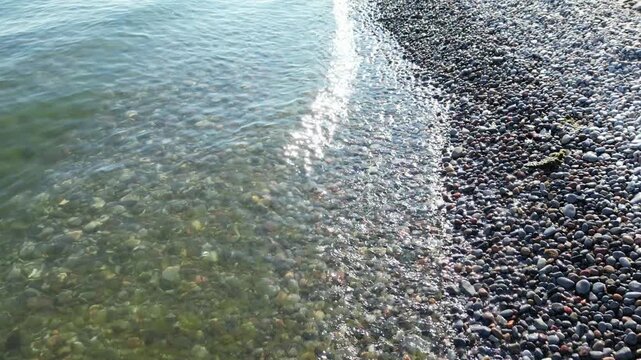 Small waves on a pebble beach - Petites vagues sur une plages de galet