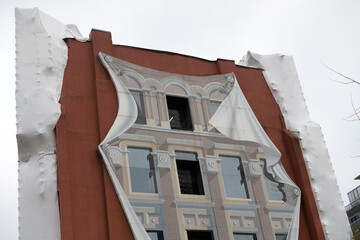 Fototapeta premium view of Flatiron Mural by Derek Besant, 50 Park Path, Gooderham Building, Toronto