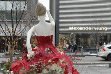 Fototapeta premium mannequin with floral arrangements part of Fleurs de Villes NOËL Bloor-Yorkville, Toronto