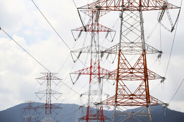 発電所から変電所や消費地に大量の電力を運ぶ送電線
