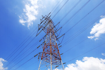 発電所から変電所や消費地に大量の電力を運ぶ送電線