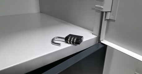 A lock with a code mechanism. Protection of personal belongings using a lock with a code mechanism in lockers.