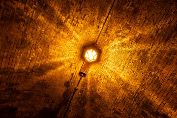 古いレンガ造りトンネル天井と暖色ライトの幻想的な灯り
