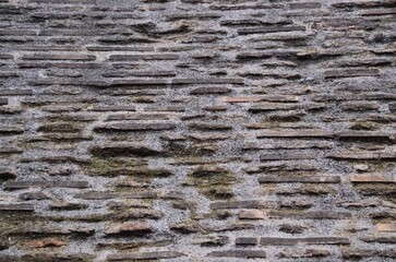 얇은 벽돌을 층층히 쌓아 올린 벽 질감