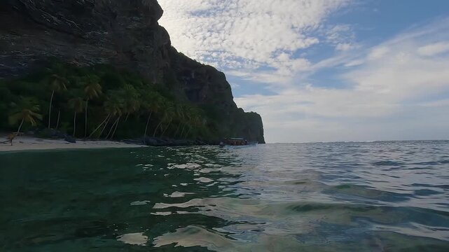 Playa fronton  Saman&aacute;, Rep&uacute;blica DominicanaLa cascada tiene una altura de aproximadamente 40 metros, aunque algunas fuentes la describen con una ca&iacute;da de hasta 50 metros o 164 pies (unos 50 metros). 