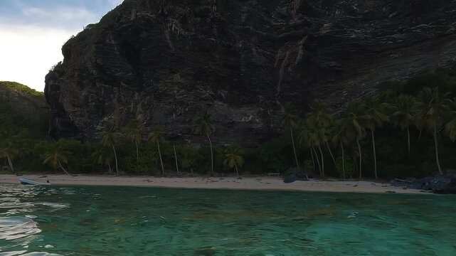 Playa fronton  Saman&aacute;, Rep&uacute;blica DominicanaLa cascada tiene una altura de aproximadamente 40 metros, aunque algunas fuentes la describen con una ca&iacute;da de hasta 50 metros o 164 pies (unos 50 metros). 