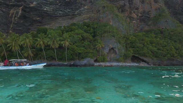 Playa fronton  Saman&aacute;, Rep&uacute;blica DominicanaLa cascada tiene una altura de aproximadamente 40 metros, aunque algunas fuentes la describen con una ca&iacute;da de hasta 50 metros o 164 pies (unos 50 metros). 