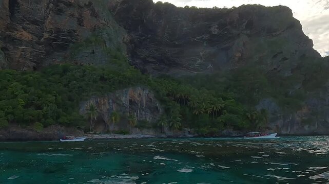 Playa fronton  Saman&aacute;, Rep&uacute;blica DominicanaLa cascada tiene una altura de aproximadamente 40 metros, aunque algunas fuentes la describen con una ca&iacute;da de hasta 50 metros o 164 pies (unos 50 metros). 