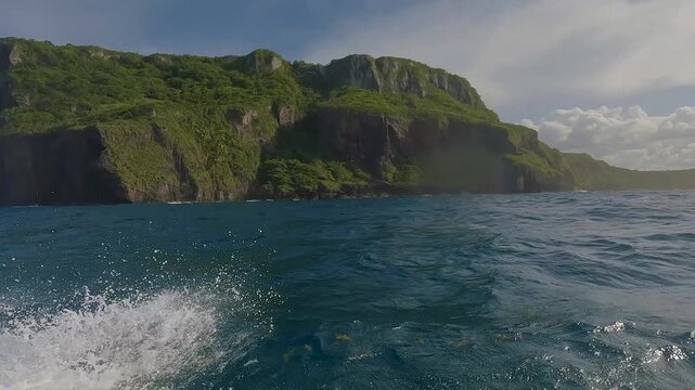 Playa fronton  Saman&aacute;, Rep&uacute;blica DominicanaLa cascada tiene una altura de aproximadamente 40 metros, aunque algunas fuentes la describen con una ca&iacute;da de hasta 50 metros o 164 pies (unos 50 metros). 